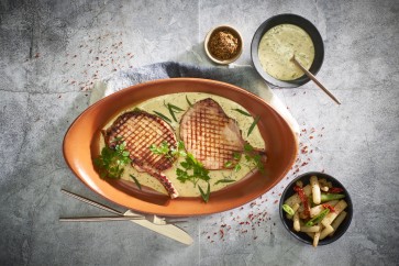 CÔTE À L’OS DE PORC À L’ESTRAGON ET À LA MOUTARDE